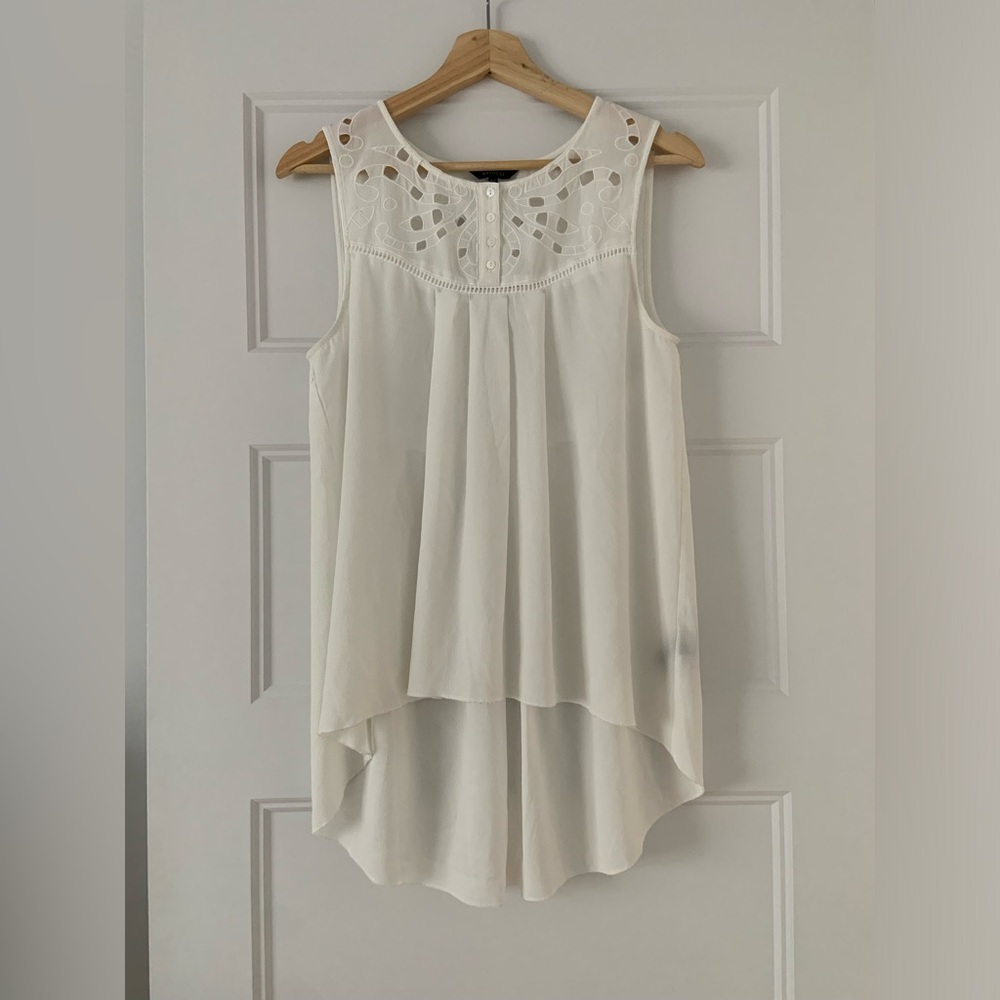 White RW&CO sleeveless blouse